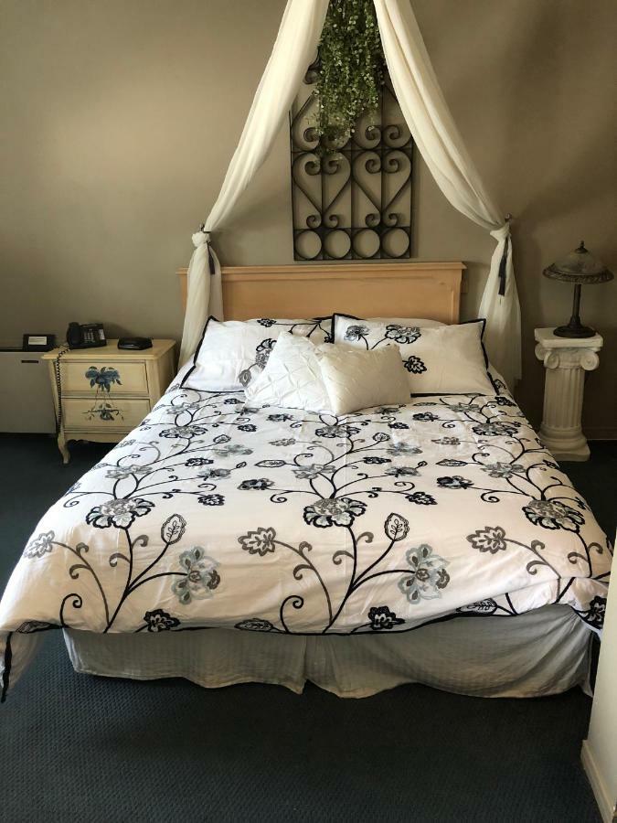 The Bobcaygeon Inn Экстерьер фото